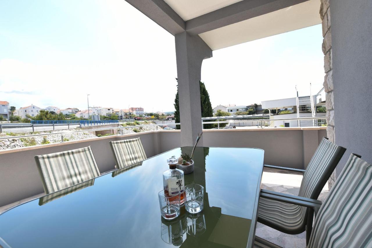 Apartments Mimi Примоштен Екстер'єр фото