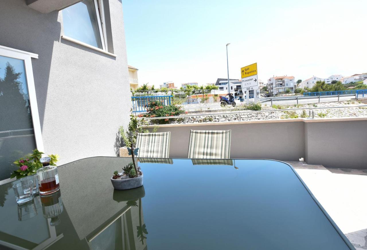 Apartments Mimi Примоштен Екстер'єр фото