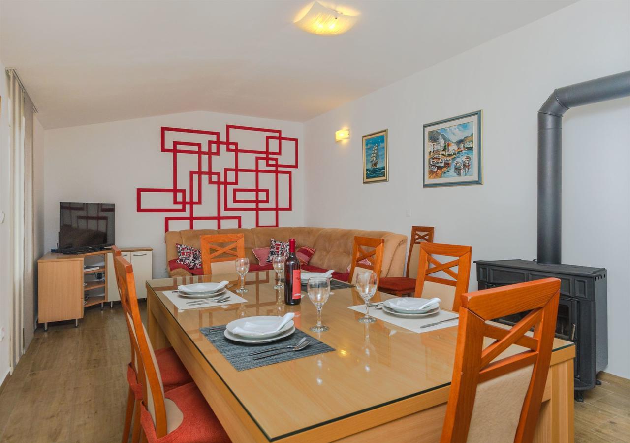 Apartments Mimi Примоштен Екстер'єр фото