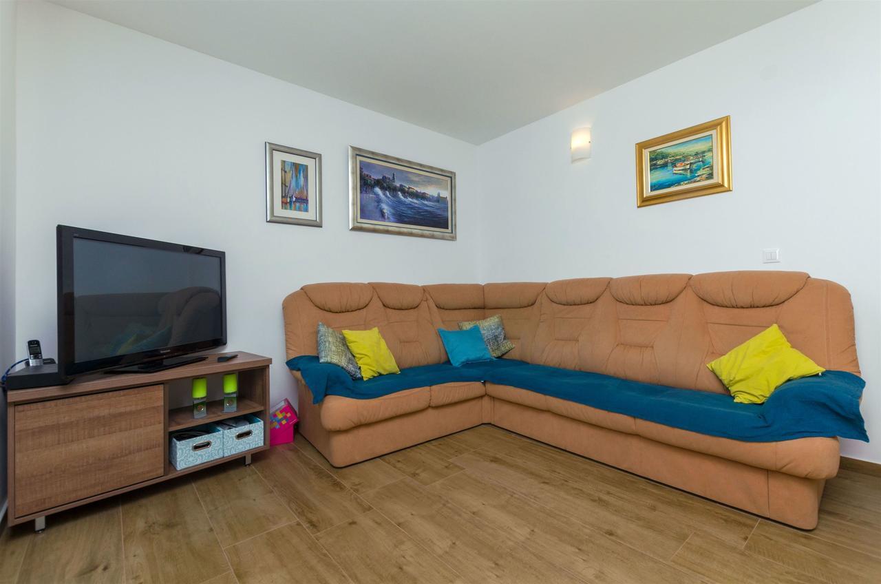 Apartments Mimi Примоштен Екстер'єр фото