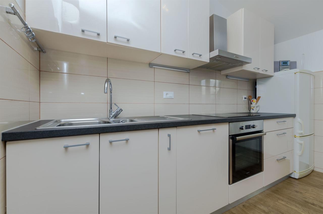 Apartments Mimi Примоштен Екстер'єр фото